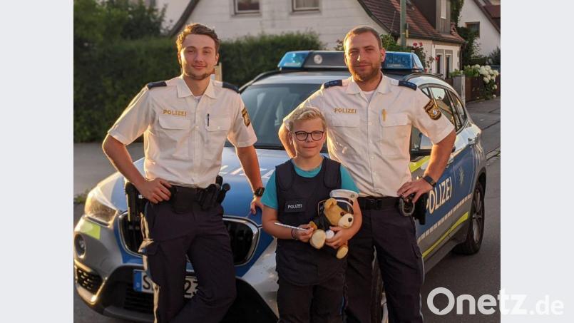 Als Dankeschön für seine Hilfe besuchten zwei Polizisten den Bub erneut und schenkten ihm einen Polizei-Teddybären. Bild: picture alliance/Polizei Landshut/dpa