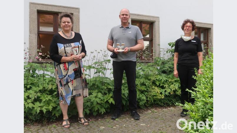 Petra Vorsatz und Sebastian Schott (von links) haben auf dem Dachboden des Stadtmuseums wertvolle Porzellanstücke aus den Beständen der ehemaligen &quot;Bavaria Porzellanfabrik Ullersricht&quot; gefunden. Bild: Kunz