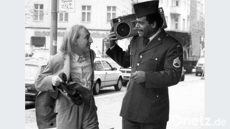 Otto Waalkes (links) und Günther Kaufmann als US-Soldat in einer Szene des Films "Otto - Der Film" (1985). Bild: Wolfgang Jahnke/Rialto Film/dpa