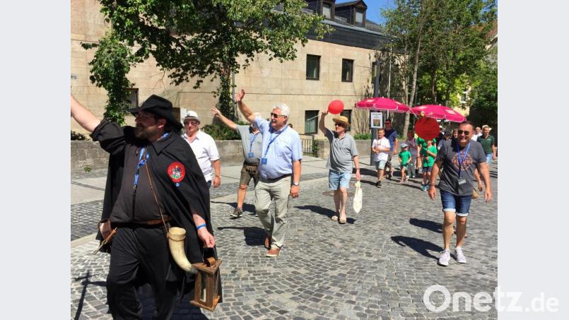 Seit vielen Jahren ist es Tradition, dass die Neustädter Bürgerwehr mit den Marketenderinnen am Neustadttreffen teilnimmt. Bild: krb