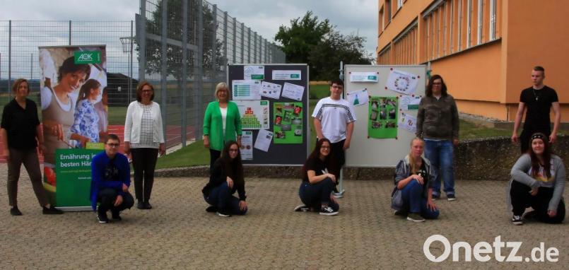 Sechs Monate lang betreuten Astrid Eller von der AOK und Fachoberlehrerin Elisabeth Kinle (von links) 20 Jugendliche der Wiesauer Mittelschule. Das Foto zeigt einen Teil der Teilnehmer zusammen mit der Rektorin der Mittelschule, Andrea Schiml (Dritte von links). Bild: wro