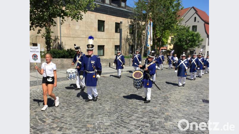 Seit vielen Jahren ist es Tradition, dass die Neustädter Bürgerwehr mit den Marketenderinnen am Neustadttreffen teilnimmt. Bild: krb