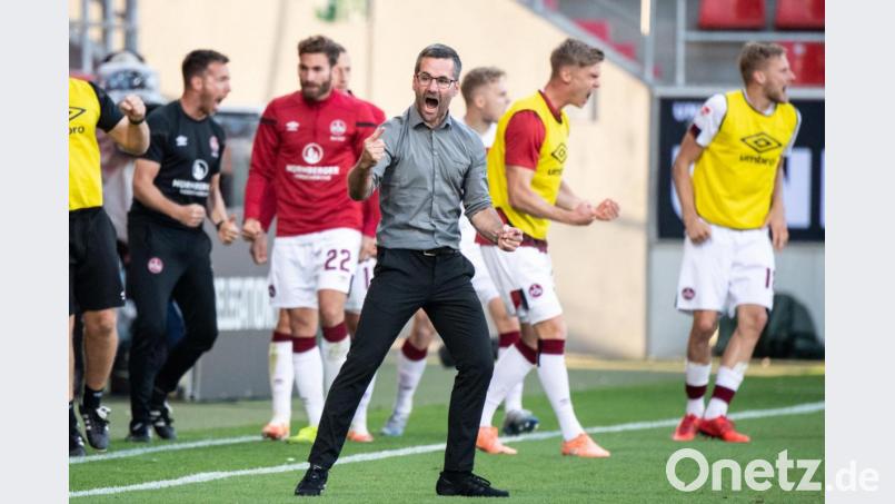 Rettung in letzter Sekunde: Club-Trainer Michael Wiesinger ist außer Rand und Band. Bild: Matthias Balk/dpa