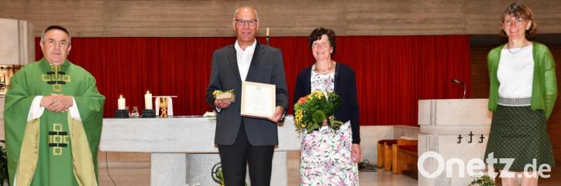 Das Amt des Pfarrgemeinderatssprechers wurde in jüngere Hände abgegeben. Ludwig Donhauser (Zweiter von links) mit seine Frau Waltraud, und Pfarrer Eduard Kroher (links) sowie PGR-Sprecherin Kerstin Püschl (rechts). Bild: sche