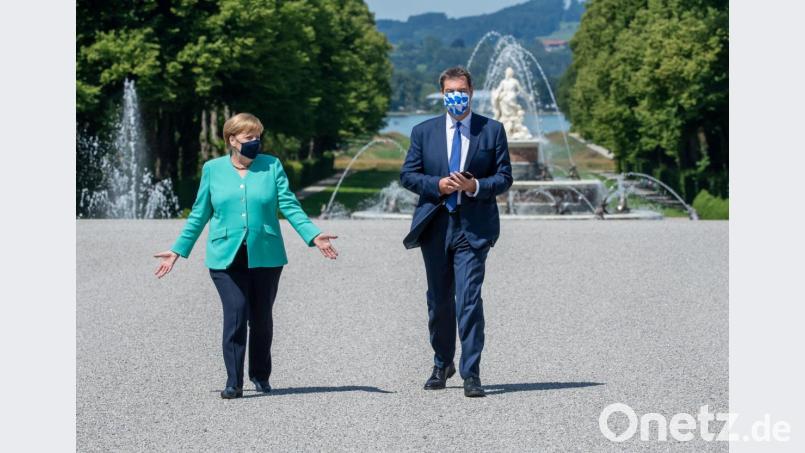 Markus Söder und Angela Merkel gehen zur Kabinettssitzung auf Herrenchiemsee. Bild: Peter Kneffel/dpa