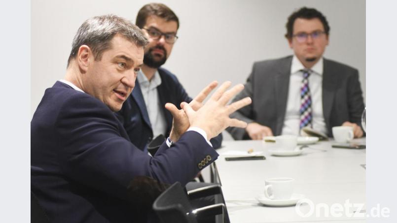 Markus Söder erklärt die Welt. Bild: Gabi Schönberger