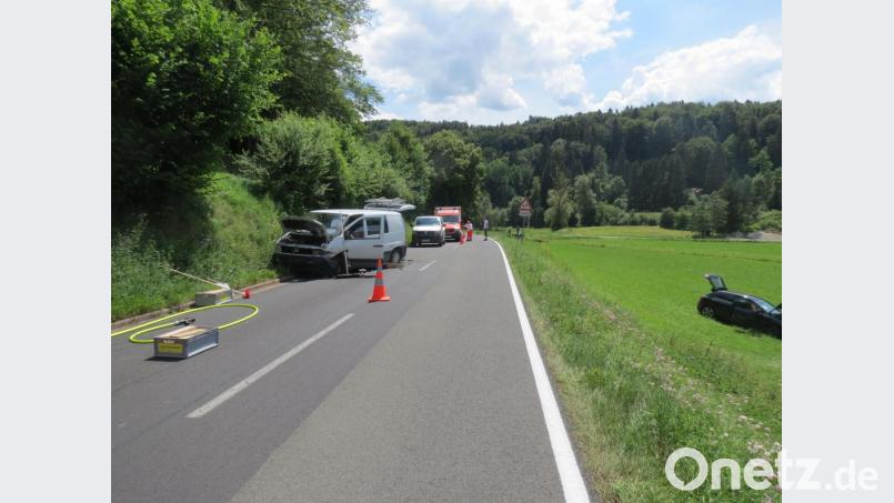 Zwei Leichtverletzte und zwei demolierte Fahrzeuge sind das Resultat des Hummel-Angriffs. Bild: Polizei Sulzbach-Rosenberg
