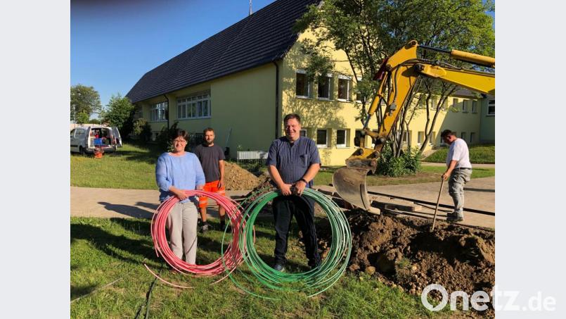 Los geht's: Zum Start des Breitbandausbaus an der Grundschule Dürnsricht besuchte Bürgermeister Christian Ziegler (Mitte) die Baustelle und wurde dort von Rektorin Heidi Neidl (links daneben) begrüßt. Bild: Houschka