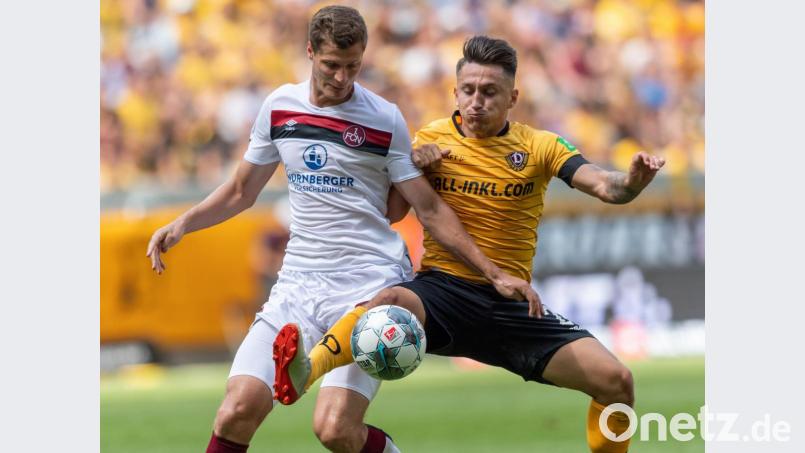 Trägt Patrick Erras (links) noch einmal das Trikot des 1. FC Nürnberg? Aus der Bundesliga soll es Interesse von Werder Bremen am Raigeringer geben. Archivbild: Daniel Karmann/dpa