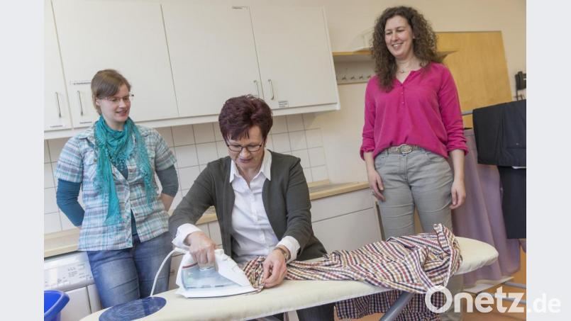 Das richtige Bügeln gehört zu den Lehrinhalten der Hauswirtschafts-Ausbildung. Bild: Uwe Moosburger