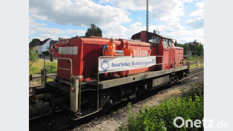Claus Barth (links), Gruppenleiter Cargo Nordostbayern der Deutschen Bahn, verabschiedet Franz Enderer nach 40 Dienstjahren in den Ruhestand. Bild: fg