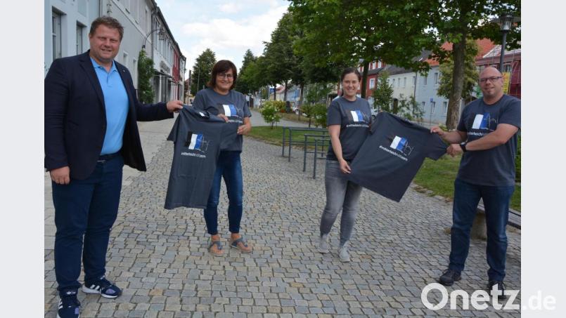 Robert Hoyer und Natalie Wölfl vom BRK Mitterteich, Martina Rüth von der Stadtverwaltung und Bürgermeister Stefan Grillmeier (von rechts) stellten die T-Shirt-Aktion unter dem Motto „#mitterteichhältzam“ vor. Bild: jr