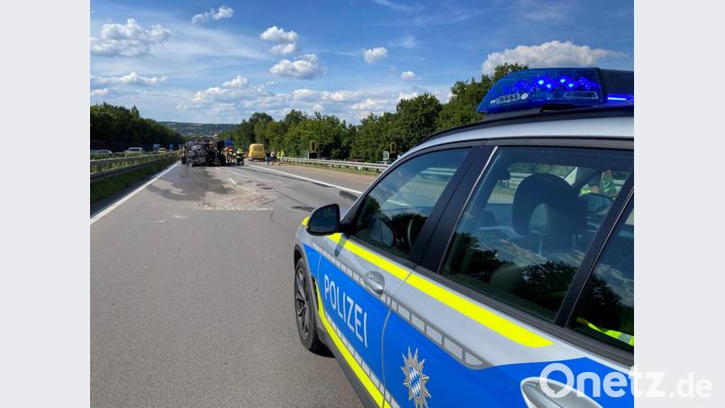 Auf der Autobahn 93 ist ein Lkw bei Regensburg-Königswiesen in Fahrtrichtung Weiden umgekippt. Bild: Alexander Auer