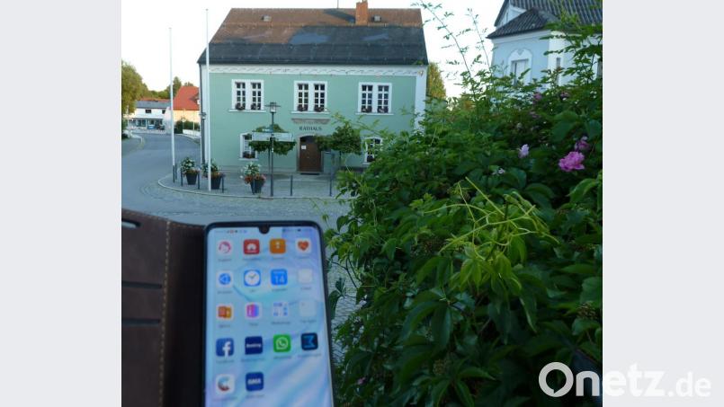 Eine „Schönsee-App“ auf dem Handy könnte bei vielen Anliegen einen Besuch im Rathaus ersparen. Das war der Tenor in der jüngsten Stadtratssitzung. Hier ging es aber erst mal nur um die Vorstellung dieses Bürgerdienstes. Bild: Portner