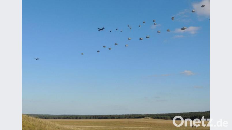 Ähnliche Übungen mit Hunderten von Fallschirmspringern praktiziert die US-Armee in Grafenwöhr öfter. Am Abend des 1. Juli endet eine für einige Beteiligte schlimm. Archivbild: mor