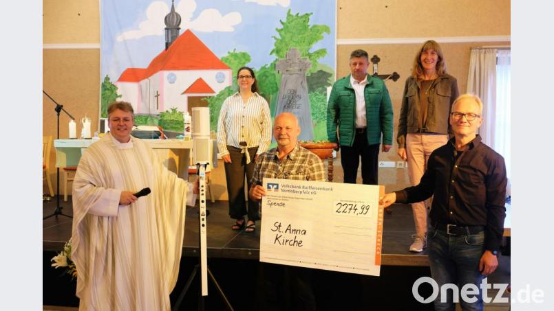 Beste Sprachqualität garantiert der neue tragbare Lautsprecher für die Pfarrei Vorbach. Die Kosten übernimmt der Kulturverein. Unser Bild zeigt von links bei der Übergabe im Saal des Gemeindezentrums Pfarrer Pater Adrian Kugler, Magdalena Lautner von der Kirchenverwaltung, Kulturchef Gerd Retzer, Alois Meier von der Kirchenverwaltung, Pfarrgemeinderatssprecherin Gertrud Hofmann und Alois Hofmann, Schatzmeister des Kulturvereins. Bild: do