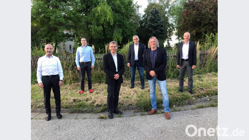 Die Präsidiumsübergabe im Lions-Club Sulzbach-Rosenberg vollziehen (von links) Jürgen Schleicher, Lars Romfeld, Reinhard Kräuter, Hartmut Burkhardt, Dieter Dodenhöft und Harald Steger. Bild: exb