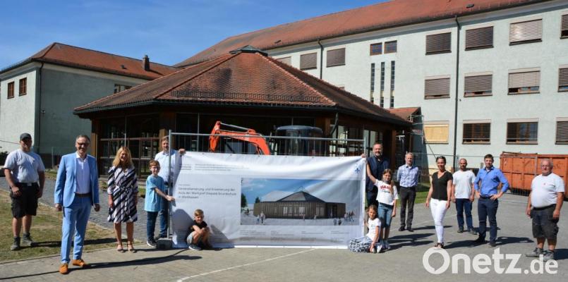 Beim Start in die Bauphase mit dabei waren Bürgermeister Bernd Sommer (Zweiter von links), Rektorin Karin Gleißner (Dritte von links), Konrektorin Kerstin Münchmeier (Vierte von rechts), Stadtbaumeister Hubert Siller (links am Bauzaun), sowie Architekt Peter Kuchenreuther (rechts am Zaun), sowie Vertreter der am Bau beteiligten Unternehmen. Bild: jr