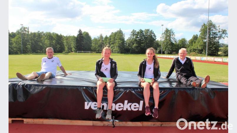Spartenleiter Alfred Kick (rechts) und SVSW-Vorsitzender Wolfgang Weber zeichneten die beiden Top-Leichtathletinnen Sophie Dobmeier (Zweite von links) und Lena Braunreuther aus. Bild: stg