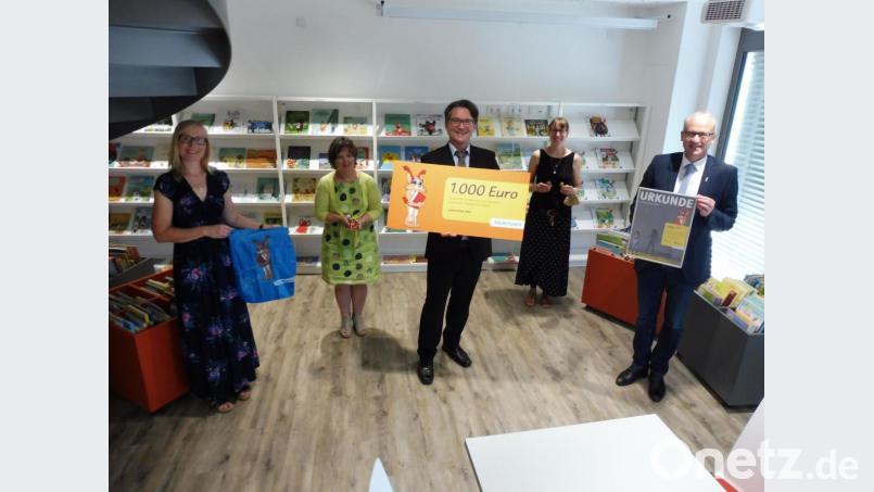 Mit Markus Windisch (Mitte) freuen sich Anita Pirner und Angelika Englhardt (von links) sowie Bürgermeister Bernhard Lindner und Cornelia Kemmel (von rechts) über die Zuwendung. Bild: ibj