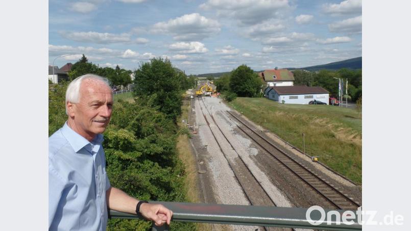 Von der Brücke der Staatsstraße 2181 über die zweigleisige Bahnstrecke aus verfolgt Bürgermeister Peter König den Einbau der ersten von drei neuen Weichen (im Hintergrund) am Bahnhof Neusorg. Bild: br