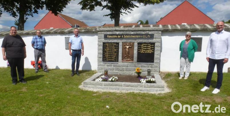 Die gelungene Renovierung des Schulschwestern-Grabes durch Steinmetzmeister Erhard Fischer (Dritter von links) würdigten (von rechts) Bürgermeister Maximilian Beer, Lisbeth Voith, Dritter Bürgermeister Franz Stockerl und Pfarrer Markus Urban. Bild: mad
