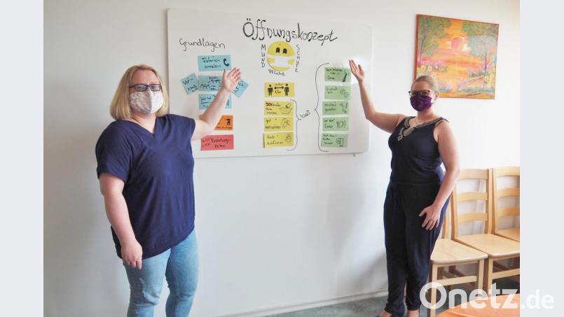 Sozialteamleiterin Ursula Hösl (links) und Oase-Mitarbeitersprecherin Katharina Meyer stellen das Eröffnungskonzept vor. Bild: Bühner