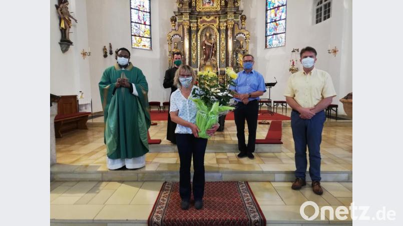 Martina Egeter wird von den Verantwortlichen der Kirchenstiftung und des Pfarrgemeinderats mit Pfarrer Thomas Kohlhepp verabschiedet. Bild: exb/Pfarrei Neunkirchen