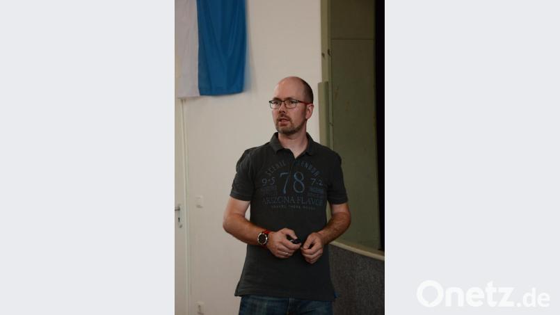 Sven Schuller, Institut für Energietechnik OTH Amberg, stellt die Möglichkeiten zur Erneuerung der Heizungsanlage und Warmwassergewinnung im Sportzentrum Eslarn vor. Bild: bey