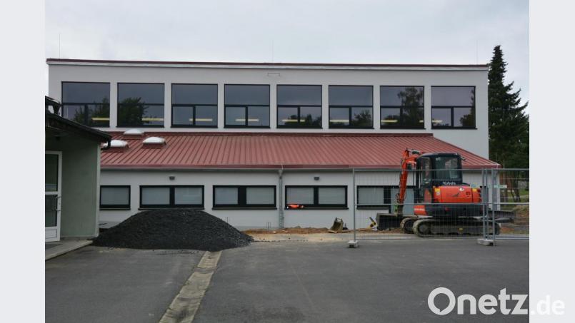 Derzeit wird noch an den Außenanlagen der generalsanierten Grundschulturnhalle in Bad Neualbenreuth gearbeitet. Bild: jr