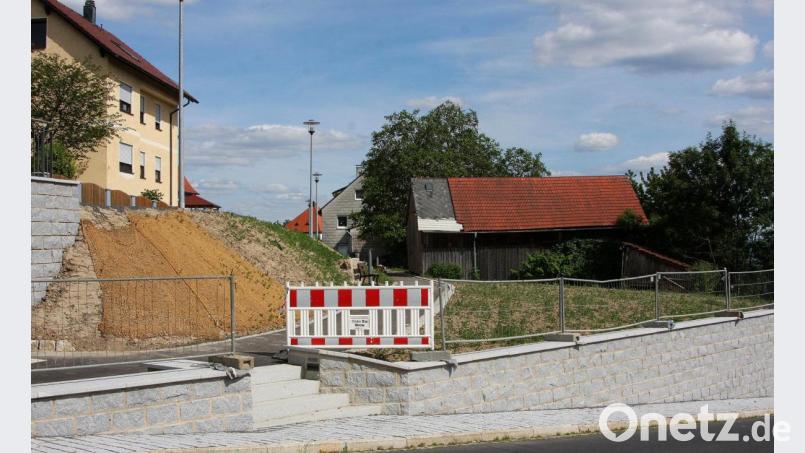 Bis auf einige Restarbeiten ist die Sanierungsmaßnahme Carl-Ulrich-Straße abgeschlossen. Die Böschung muss noch bepflanzt werden. Bild: wro