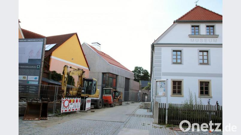 Der Museumshof zwischen dem Museumsgebäude (rechts) und dem neuen Archivgebäude (hinten) soll wieder hergerichtet werden. Man will den früheren Graben zuschütten und als Grünfläche nutzen, so dass der Hof größer wird und auch für Feste genutzt werden kann. Bild: Thomas Dobler