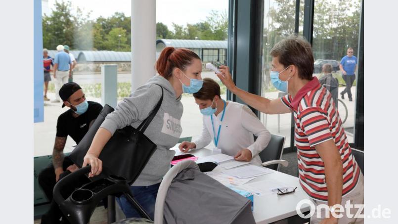 Am Eingang zum Schwandorfer Krankenhaus der Barmherzigen Brüder ist ein Gesundheits-Check, um die Corona-Pandemie einzuschränken. Bild: Gerhard Götz