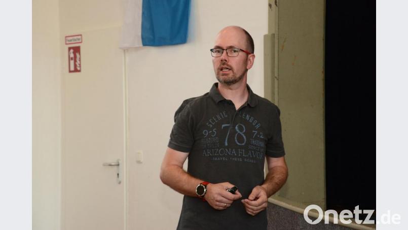 Sven Schuller, Institut für Energietechnik OTH Amberg, stellt die Möglichkeiten zur Erneuerung der Heizungsanlage und Warmwassergewinnung im Sportzentrum Eslarn vor. Bild: bey