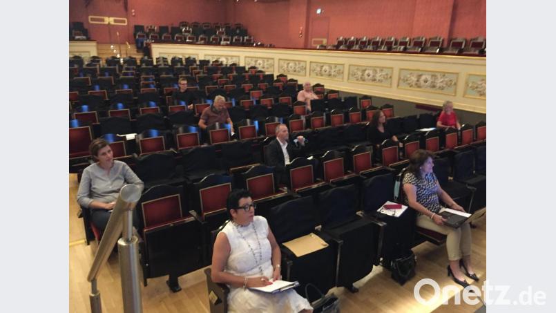 Der Kulturausschuss bekam bei seiner Sitzung im Stadttheater schon mal einen Eindruck davon, wie die neuen Sitz-Regeln aussehen: Jede zweite Reihe muss frei bleiben, ebenso drei Sitze zwischen Besuchern, die nicht aus einem Haushalt kommen. Schwarze Hussen markieren die Plätze, die nicht genutzt werden dürfen. Bild: eik