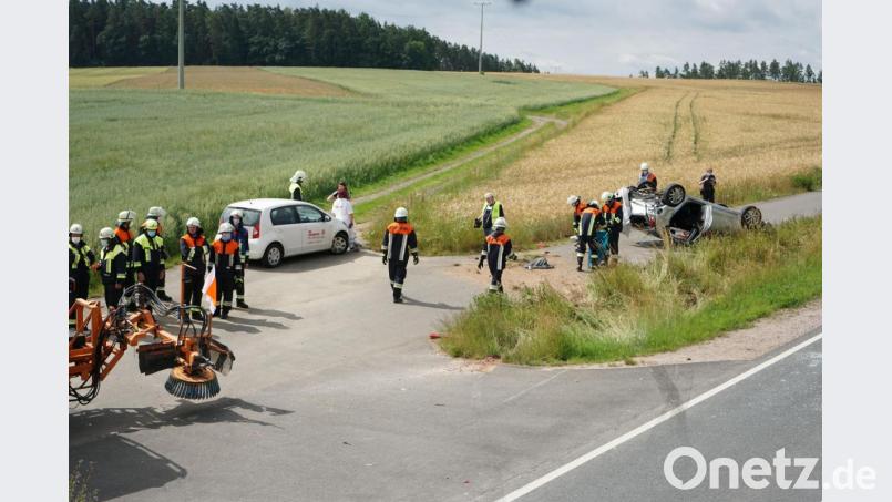 Nach einem Unfall auf der B299 waren etliche Feuerwehrkräfte im Einsatz. Bild: Christopher Dotzler