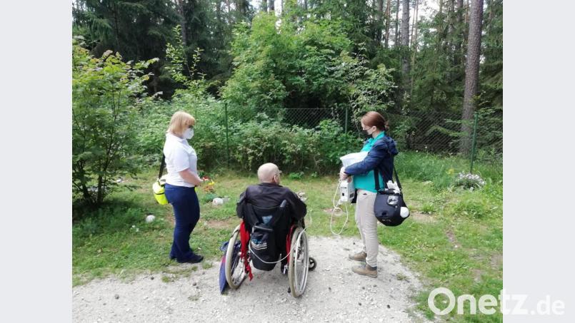 Ein Moment der Ruhe genießen (von links) Nina Heldmann, Manfred S. und Pflegefachkraft Heike Prösl im Urnenwald Hohenburg. Bild: BRK-Kreisverband Straubing-Bogen