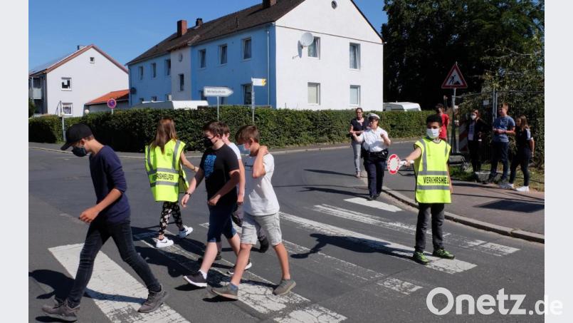 Teil der Schülerlotsen-Ausbildung an der Mittelschule Mitterteich waren auch praktische Übungen auf der Straße. Die Leitung lag bei Polizeihauptmeisterin Diana Lenz von der PI Waldsassen. Bild: Mittelschule Mitterteich/exb