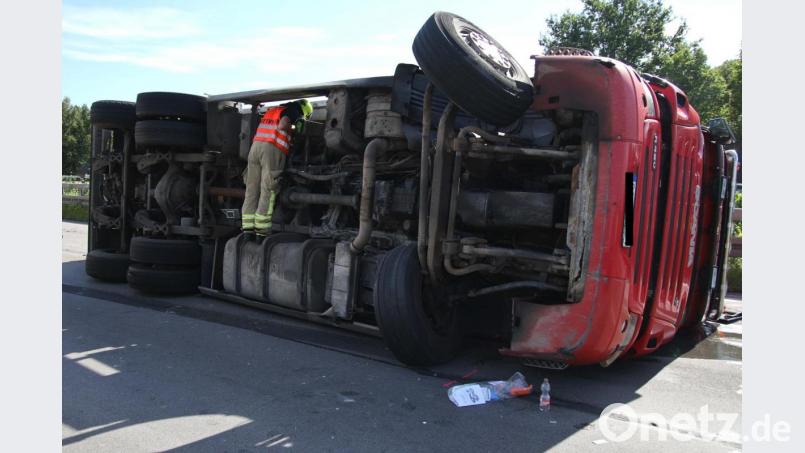 Auf der Autobahn 93 ist ein Lkw bei Regensburg-Königswiesen in Fahrtrichtung Weiden umgekippt. Bild: Alexander Auer