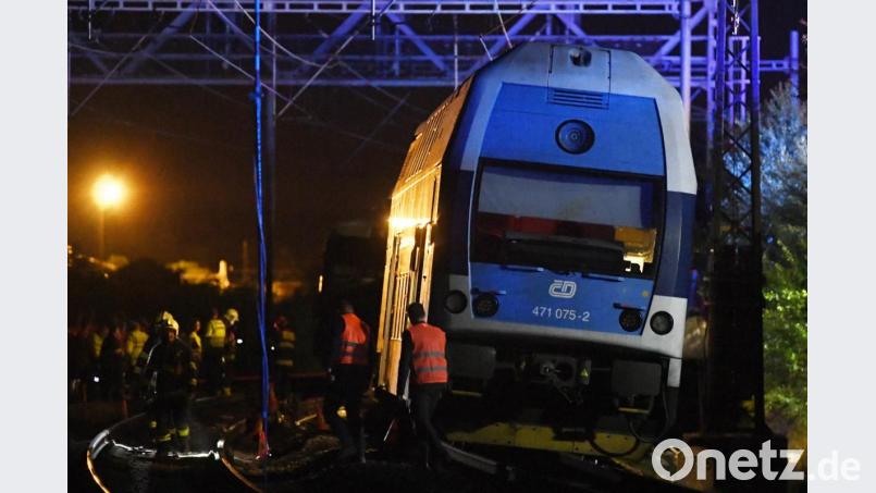 Am späten Dienstagabend ist in Tschechien ein Personenzug mit einem stehenden Güterzug zusammengestoßen. Ein Mensch starb. Bild: Michal Kamaryt/dpa
