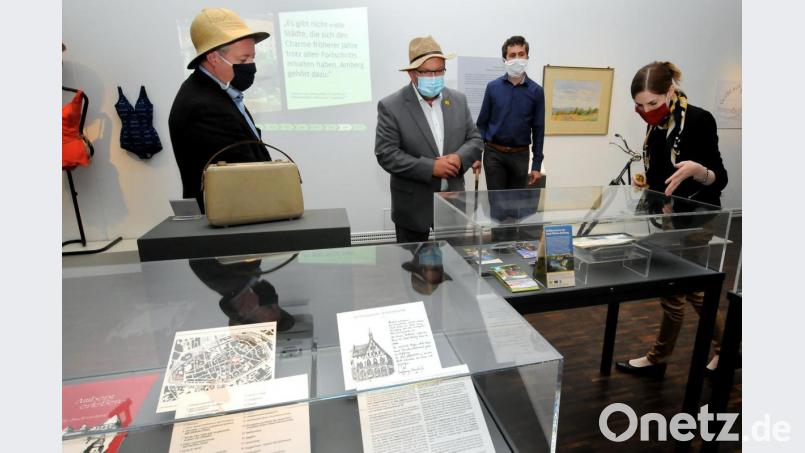 Mit Hut, Mundschutz und Wanderstock: Kulturreferent Fabian Kern, Bürgermeister Martin Preuß, Museumsmitarbeiter Michael Herzog und Museumsleiterin Julia Riß (von links) inspizieren die Exponate der Ausstellung &quot;Urlaub aus dem Depot&quot;. Bild: Huber