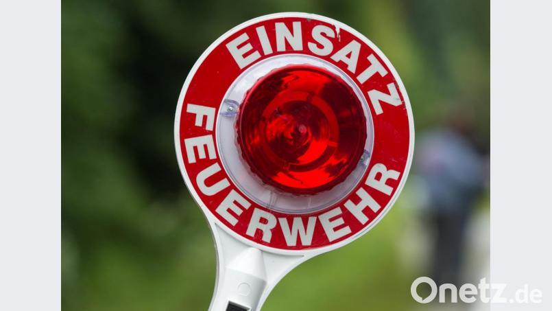 Feuerwehrleute aus Pegnitz befreiten ein in einem Auto eingeschlossenes Kind. Bild: Armin Weigel/dpa