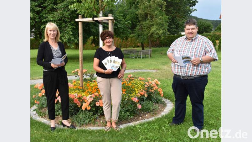 Das durch die Coronakrise reduzierte Angebot für die Sommerferien präsentieren (von links) Bürgermeisterin Brigitte Bachmann, Heike Herbst von der Verwaltungsgemeinschaft und Bürgermeister Dieter Dehling.. Bild: no