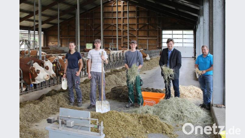 Mit Bravour meisterten (von links) Theresa Bäumler, Stefan Decker und, Philip Bauml die Gehilfenprüfung Landwirt. Mit auf dem Bild (von rechts) Landwirtschaftsmeister Martin Fütterer und der Leiter des Amts für Ernährung, Landwirtschaft und Forsten aus Weiden, Reinhold Witt. Bild: JOCHEN NEUMANN 
ERBENDORF