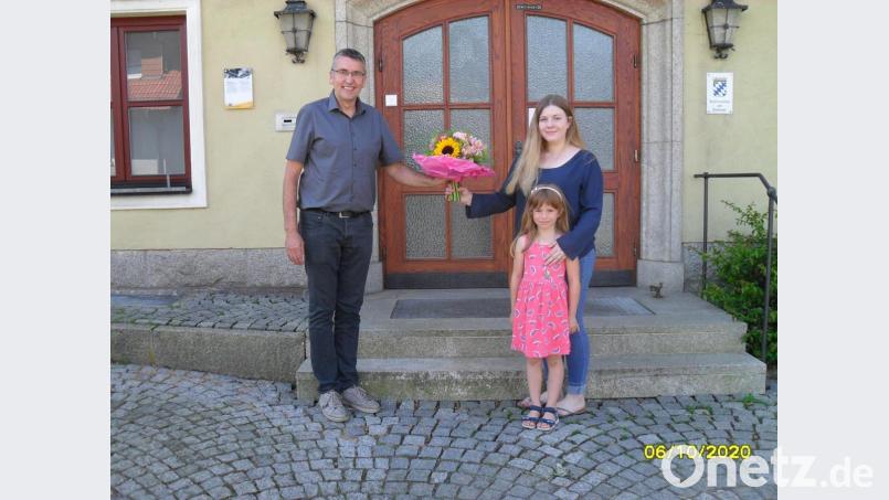 Bürgermeister Franz Schöner gratulierte der neuen Jugendbeauftragten des Marktes Mähring, Sophie Köstler, zu ihrer Ernennung. Darüber freute sich auch ihre jüngere Schwester Amelie. Bild: kro