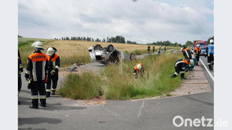 Ein Hyundai kam nach einem Unfall auf dem Dach zum Liegen. Bild: Christopher Dotzler