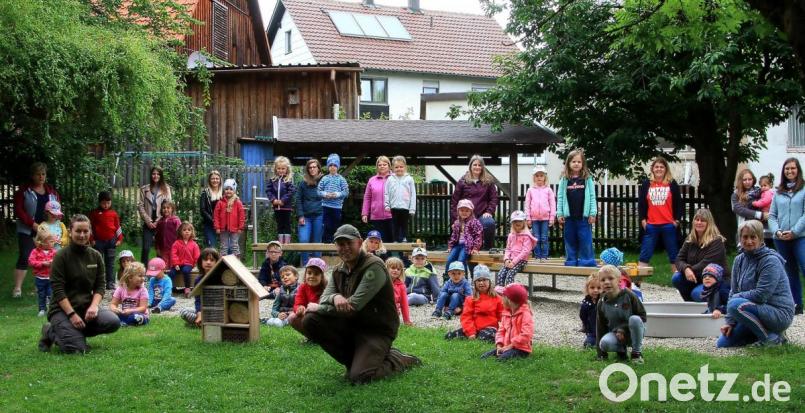 Das erste Insektenhotel ist bereits fertig.Voller Stolz zeigen es die Kinder, ihre Erzieherinnen und die Naturpark-Ranger, Marie Wittmann und Jonas Ständer (vorne von links), im Garten des Kinderhauses. Bild: wro