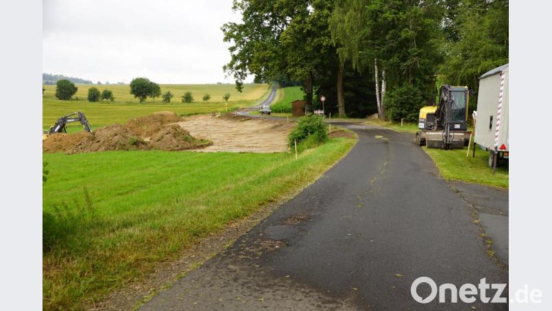 Auf der Neusorger Seite haben bei Wernersreuth die Arbeiten zum Ausbau der Gemeindeverbindungsstraße nach Oberwappenöst begonnen. In drei Monaten soll die löchrige Strecke eine bequeme Breite von 3,50 Metern haben. Bild: bkr