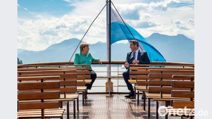 Markus Söder und Angela Merkel fahren mit einem Schiff der Chiemsee-Schifffahrt auf die Insel Herrenchiemsee. Bild: Peter Kneffel/dpa