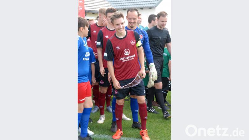 Dennis Lippert vorm Testspiel des 1. FC Nürnberg II im August 2019 in Mitterteich: Es ist fraglich, ob der Weidener das Club-Trikot noch mal trägt. Bild: gb